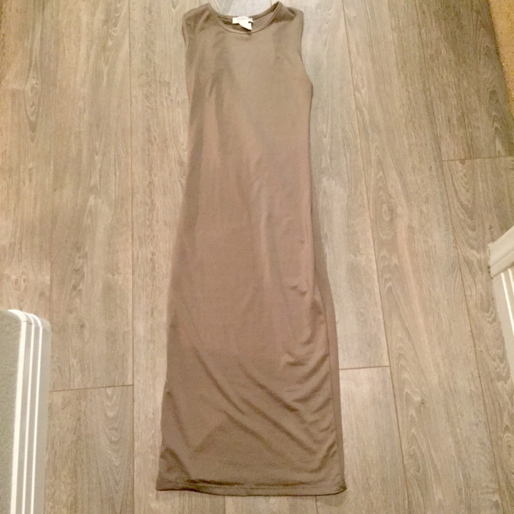 Sleeveless Form Fitting Midi